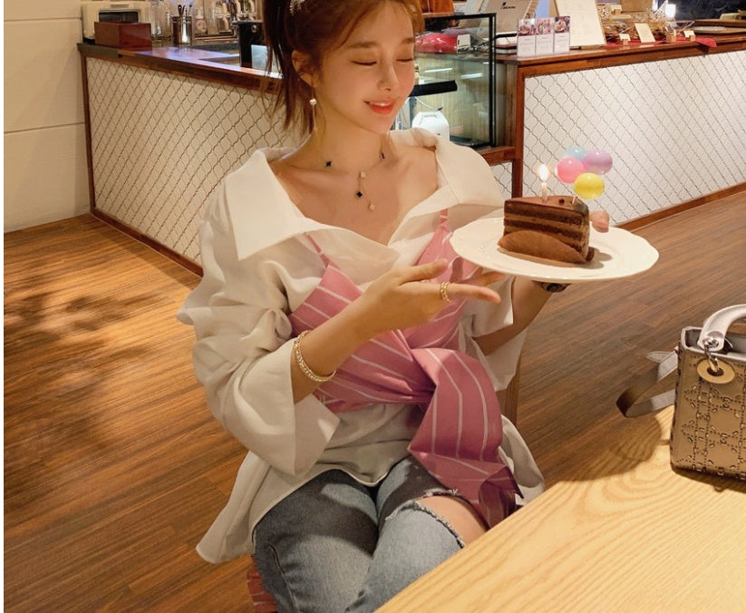 Trendy High-waisted Cropped Jeans With Raw Edges And Ripped Holes